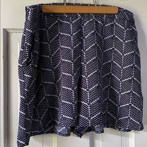 Navy geometric shorts w/elastic waist and pockets!